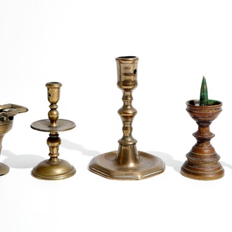 Een bronzen wijwateremmer en vier diverse miniatuur kandelaars, 16/17e eeuw en later