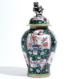 Een famille rose dekselvaas in Chinese Yongzheng-stijl, Samson, Parijs, 19e eeuw