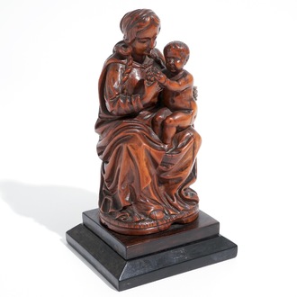 Een Madonna met kind in palmhout, 17e eeuw