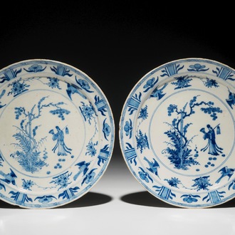 Een paar blauwwitte Delftse borden met chinoiserie decor, 18e eeuw