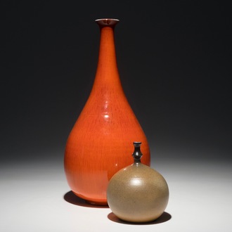 Een modernistische flesvormige vaas met rood druipglazuur en een bruin bolvaasje, wellicht Amphora, 2e helft 20e eeuw