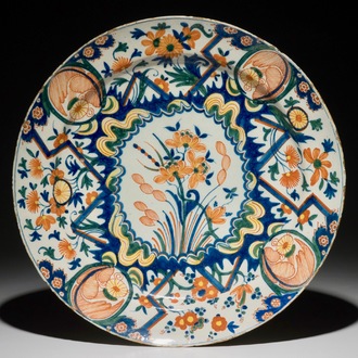 Een polychrome Delftse schotel met bliksem decor, 2e helft 17e eeuw
