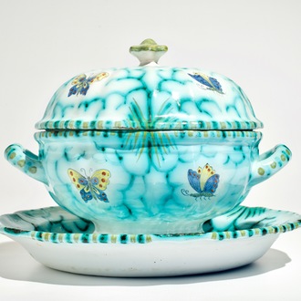 Een polychrome Brusselse dekselterrine op onderschotel met rupsen en vlinders, 18/19e eeuw