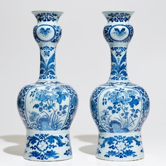 Een paar grote blauwwitte Delftse knobbelvazen met chinoiserie decor, 1e helft 18e eeuw