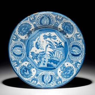 Een blauwwitte Delftse schotel met chinoiserie decor in Wanli-stijl, 2e helft 17e eeuw
