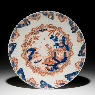 Een gelobde schotel in Delft doré met chinoiserie decor, 18e eeuw