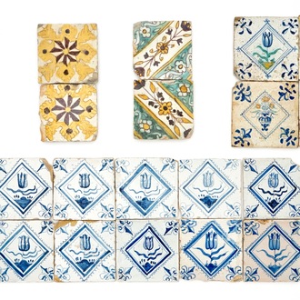 24 blauwwitte en polychrome tegels met bloemen, Nederland en Spanje, 17e eeuw