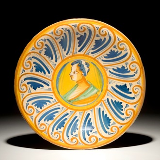 Een polychrome Italiaanse schotel met een buste, Deruta, 17e eeuw