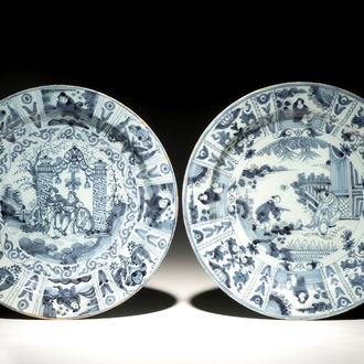 Twee blauwwitte Delftse schotels met chinoiseriedecor met personages in Wanli-stijl, 2e helft 17e eeuw