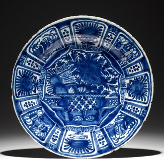 Een blauwwitte Delftse schotel met chinoiseriedecor in kraak-stijl, 1e helft 18e eeuw