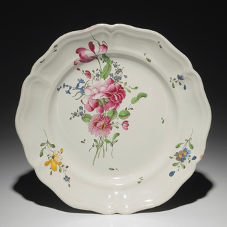 Een schotel met floraal decor in Franse faïence de l'Est, Joseph Hannong, Strasbourg, 18e eeuw
