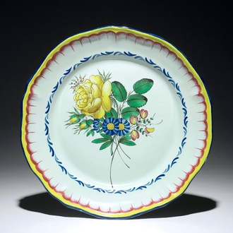 Een schotel in Franse faïence met fijn floraal decor, Les Islettes, periode Dupré, 1e helft 19e eeuw