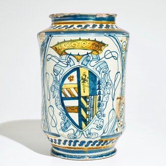 Een grote albarello met wapendecor in Italiaanse majolica, Deruta, 17e eeuw