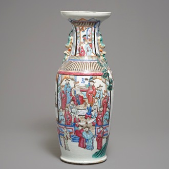 Un grand vase en porcelaine de Chine famille rose, 19ème