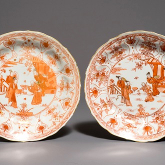 Een paar Chinese borden met ijzerrood en verguld decor van figuren in een tuin, Kangxi