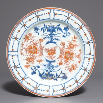 Een grote Chinese Imari-stijl schotel met floraal decor, Kangxi