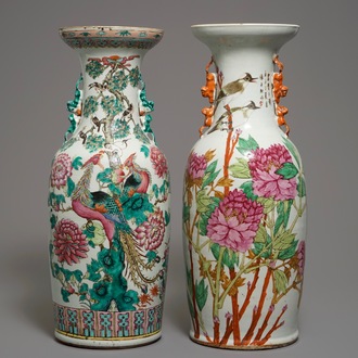 Twee Chinese famille rose en qianjiang cai vazen met floraal decor met vogels, 19e eeuw