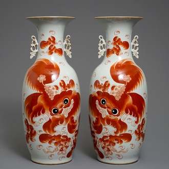 Een paar grote Chinese vazen met ijzerrood decor van Boeddhistische leeuwen, 19/20e eeuw