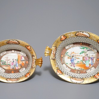 Twee ajour bewerkte Chinese famille rose manden met Rockefeller decor, Jiaqing