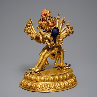 Een grote Sino-Tibetaanse verguld bronzen figuur van Kapaladhara Hevajra, 17/18e eeuw