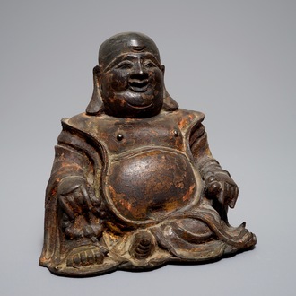 Een Chinese gelakte en vergulde bronzen Boeddha, Ming