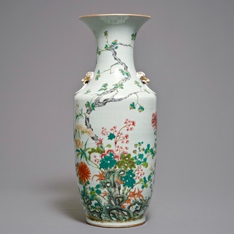 Een Chinese famille rose vaas met floraal decor, 20e eeuw