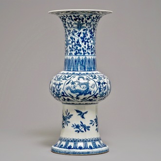 Een grote Chinese blauwwitte gu vaas met draken, Qianlong merk, 19e eeuw