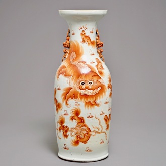 Un vase en porcelaine de Chine à décor de lions bouddhistes en rouge de fer, 19ème