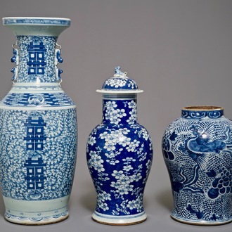 Drie Chinese blauwwitte vazen, 19e eeuw