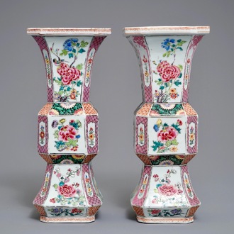 Een paar Chinese famille rose vazen met floraal decor, Yongzheng