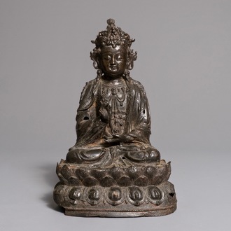 Een Chinese bronzen figuur van Guanyin op lotustroon, Ming