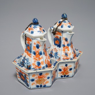 Een Chinees Imari-stijl olie- en azijnstel, Qianlong
