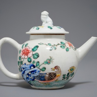 Een Chinese famille rose theepot met een eend en een fazant, Yongzheng
