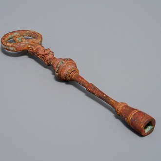 Een Chinese deels vergulde en verzilverde bronzen opwindsleutel voor een qin, Han of later