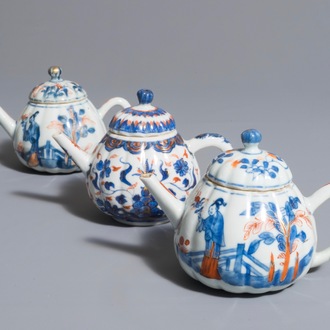 Drie Chinese Imari-stijl theepotten en deksels, Kangxi