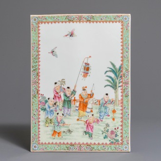Une plaque en porcelaine de Chine famille rose aux garçons jouants, 1ère moitié du 20ème