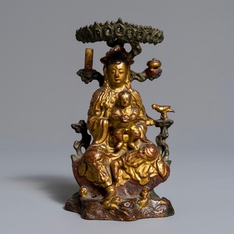 Een Chinese vergulde en gelakte bronzen groep van Guanyin met een kind, 18e eeuw