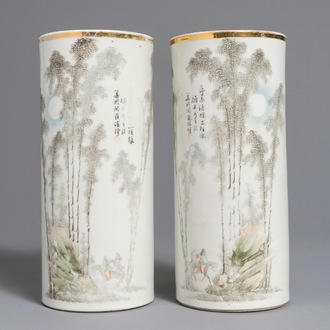 Een paar Chinese qianjiang cai hoedensteunen met landschapsdecor, 19/20e eeuw