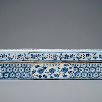 Een Chinese blauwwitte pennendoos, Xuande merk, 19/20e eeuw