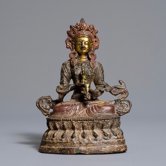 Een Chinese gelakte en vergulde bronzen Boeddha Vajrasattva, Ming