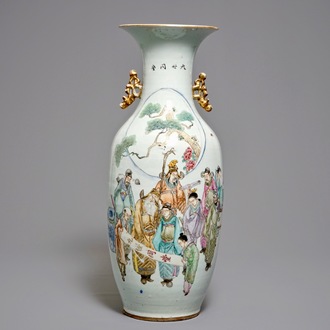 Un vase en porcelaine de Chine famille rose, 19/20ème