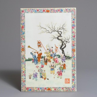 Een fijne Chinese famille rose plaquette met spelende jongens, zegelmerk, 19e eeuw