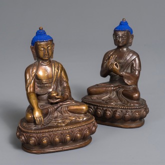 Twee Chinese verguld bronzen figuren van Boeddha Shakyamuni, 19/20e eeuw
