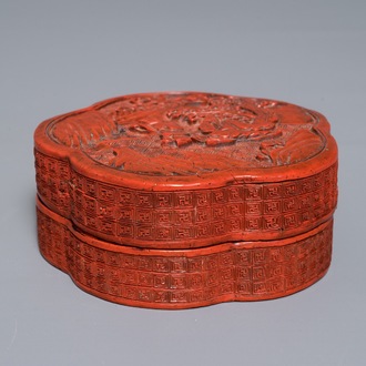 Een Chinese bloemvormige dekseldoos in rood lakwerk met decor van figuren in een landschap, 18/19e eeuw