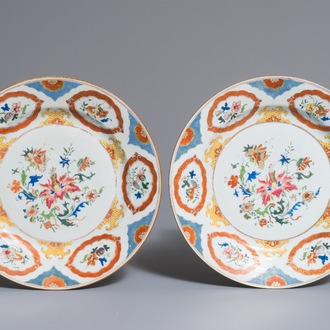 Een paar Chinese famille rose 'Pronk'-studio borden, Qianlong