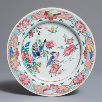 Een Chinees famille rose bord met vogels op bloesems, Yongzheng/Qianlong