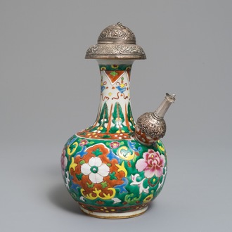 Een Chinese famille rose kendi voor de Peranakan of Straits markt, 19e eeuw