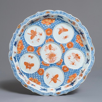 Een zeldzame Chinese Imari-stijl specerijenschotel met vlinders, Qianlong