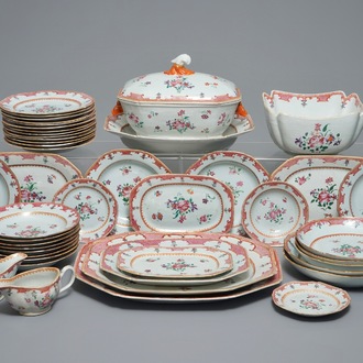 Een 44-delig Chinees famille rose servies, Qianlong