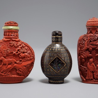 Twee Chinese snuifflessen in rood lakwerk en een Japanse in laque burgauté, 19e eeuw